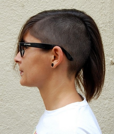 wygolony bok asymetrycznej fryzury krótkiej, uczesanie damskie zdjęcie numer 164A